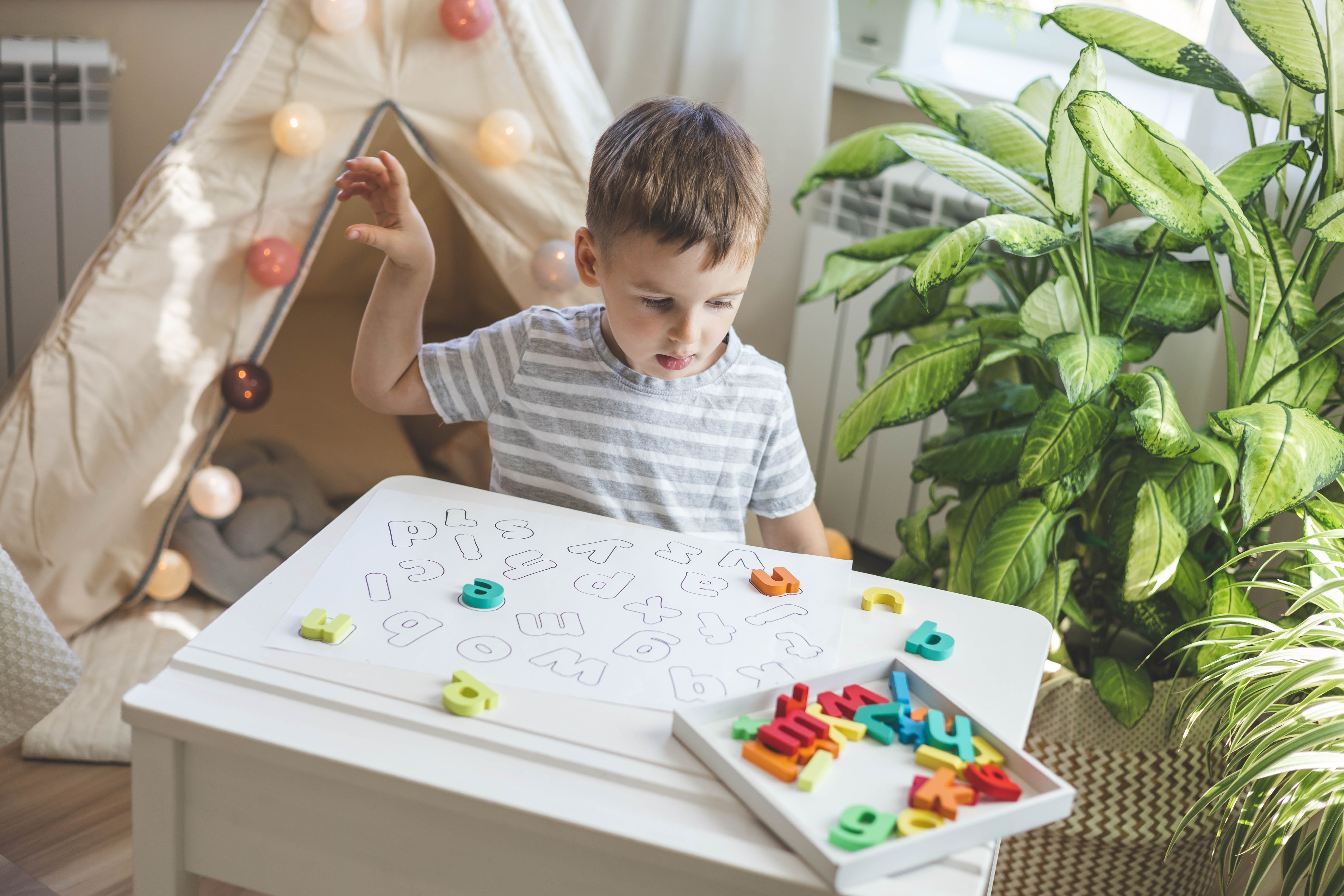 kleiner spieltisch im wohnzimmer