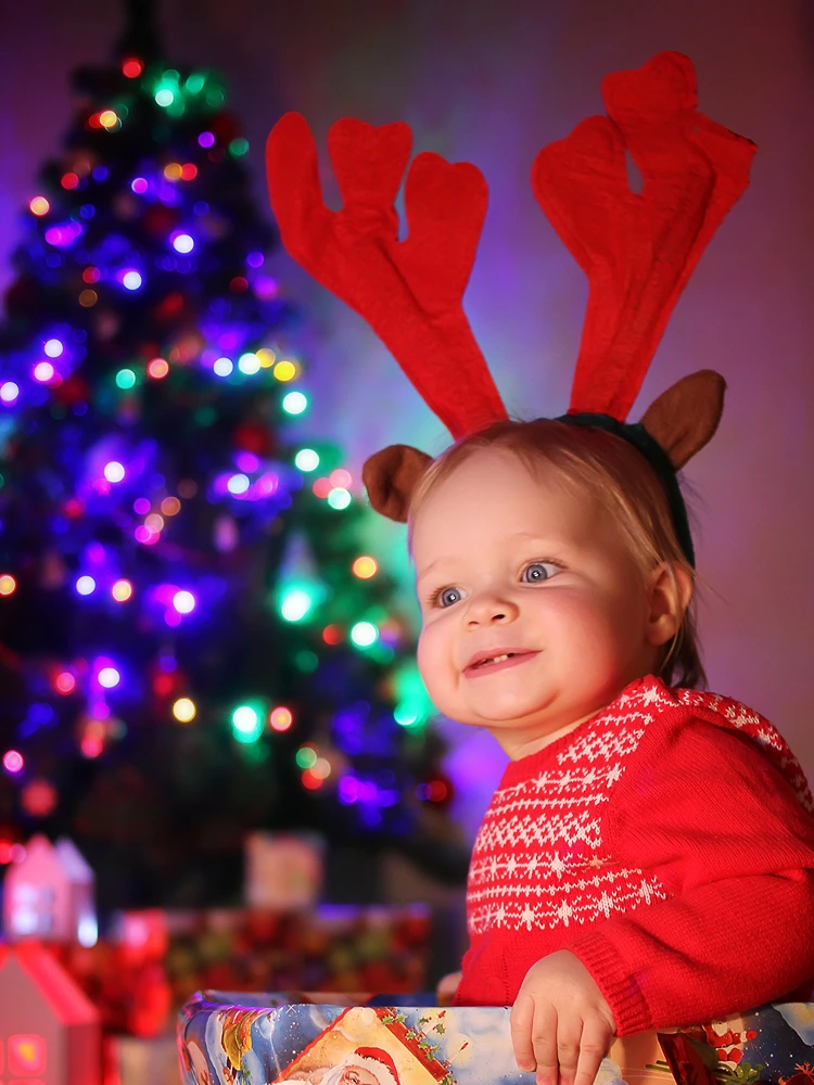 kleines rentierbaby bereit für den weihnachtszauber