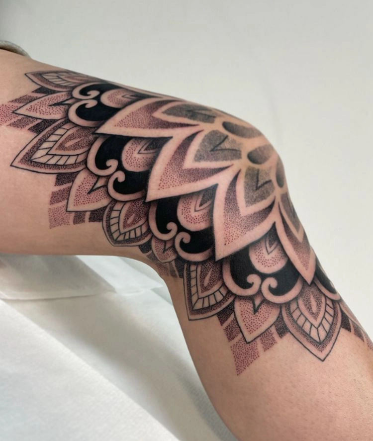 knietattoo für frauen mit mandala