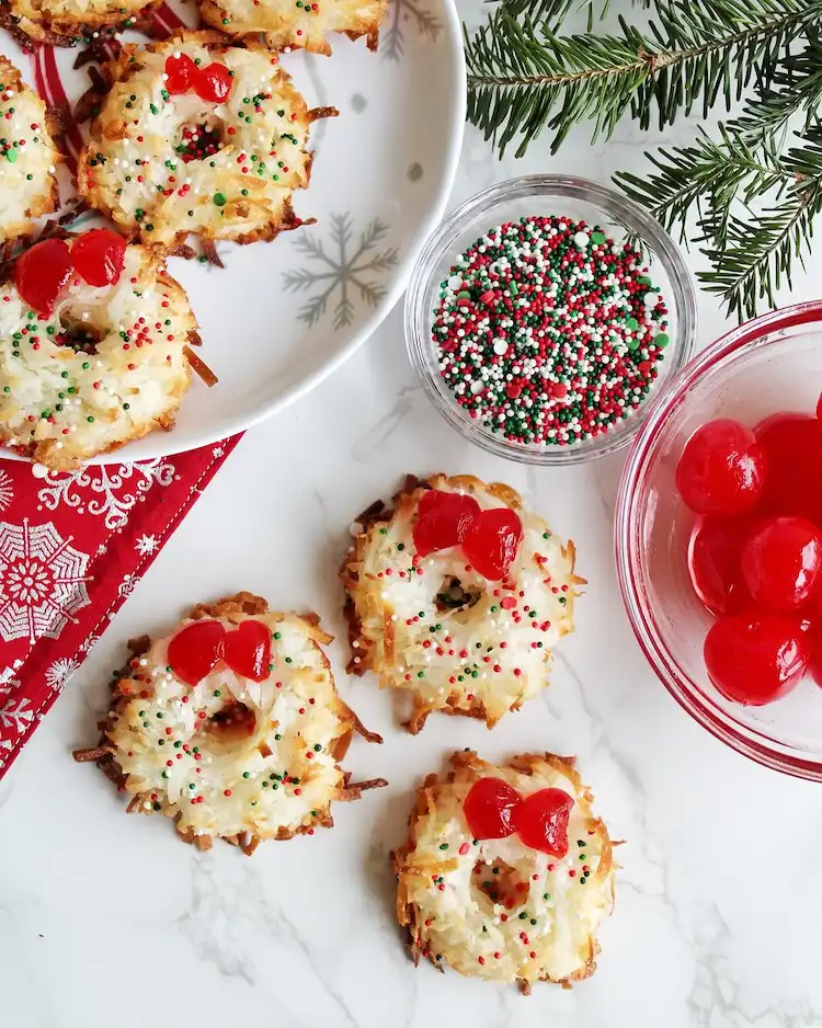 Kokosmakronen als Weihnachtskranz dekorieren Anleitung