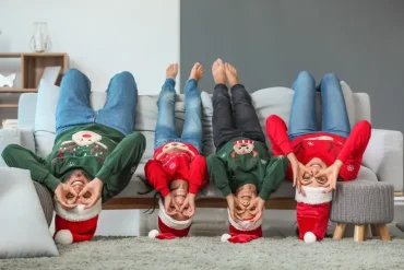 Kopfüber auf dem Sofa liegen für das weihnachtliche Fotoshooting