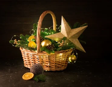 korb weihnachtlich dekorieren mit ornamenten und lichterkette