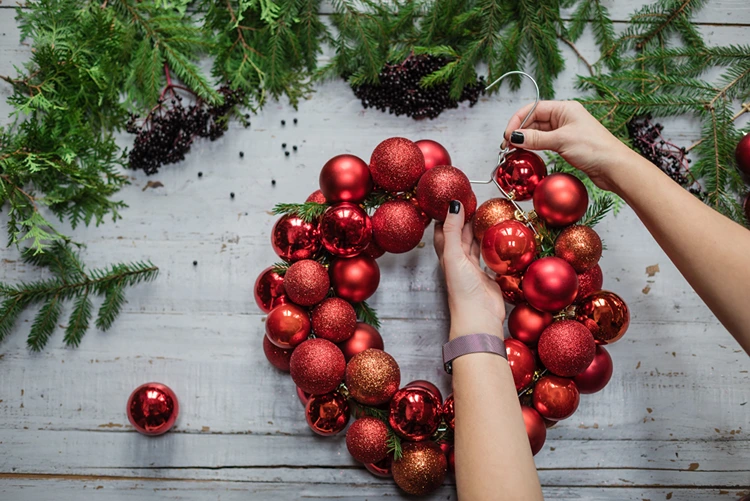 kranz aus weihnachtskugeln selber machen festliche deko in wenigen schritten