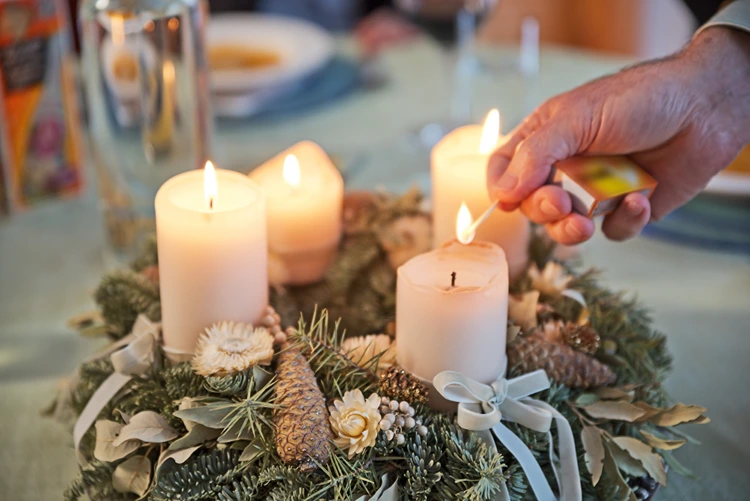 kränze und kerzen für die vorweihnachtszeit