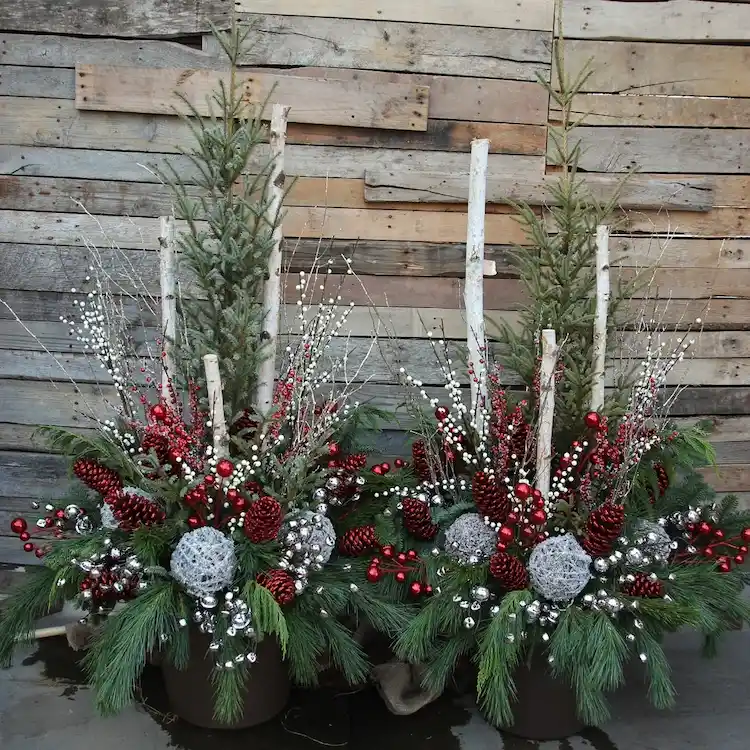 kübel in rot und silber zu weihnachten gestalten