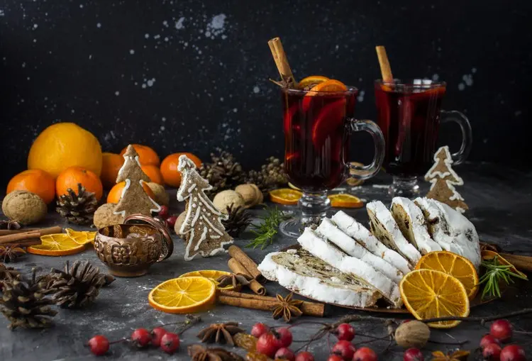 Kuchen als Gebäck zu Glühwein - Stollen mit oder ohne Früchte servieren