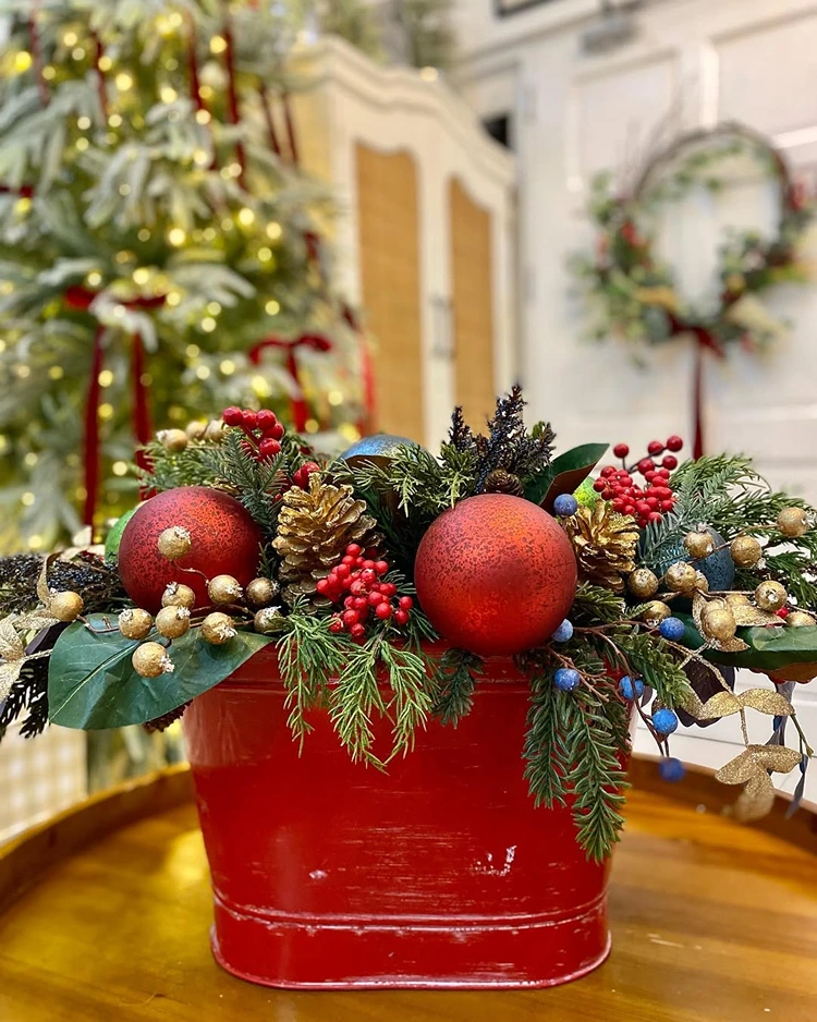 kübel weihnachtlich dekorieren klassische kombination aus rot und gold