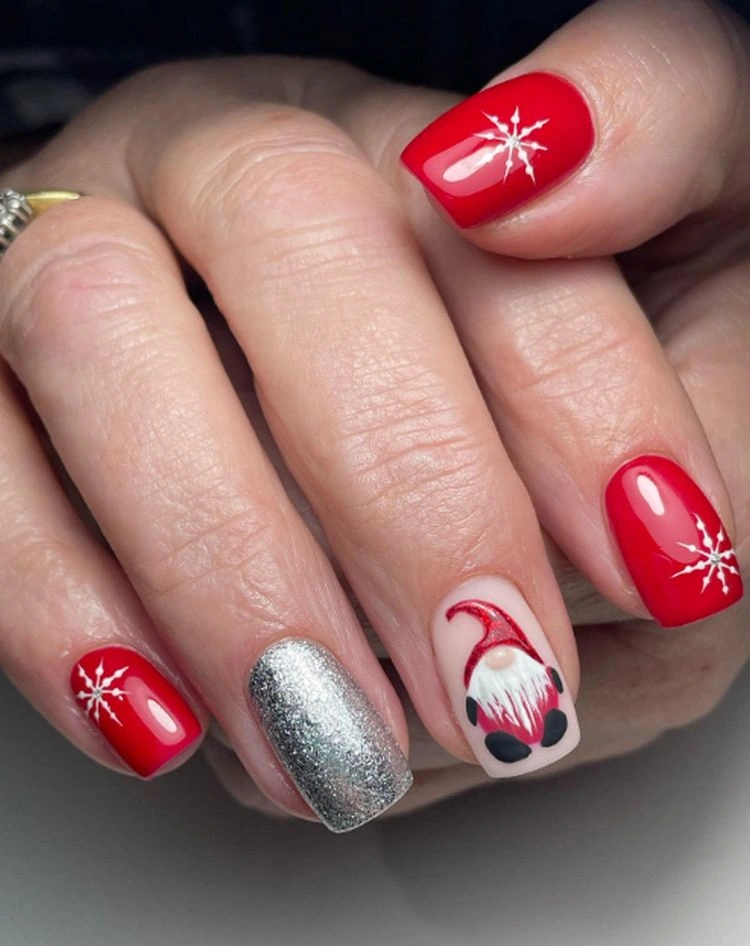 Kurze Gelnägel für Weihnachten - coole Nageldesigns