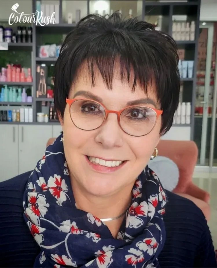 Kurze Haare stylen, um mehr Volumen zu erhalten