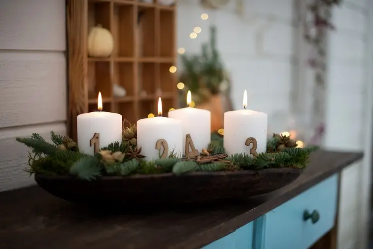 Längliche Holzschale für Weihnachten dekorieren mit natürlichen Materialien