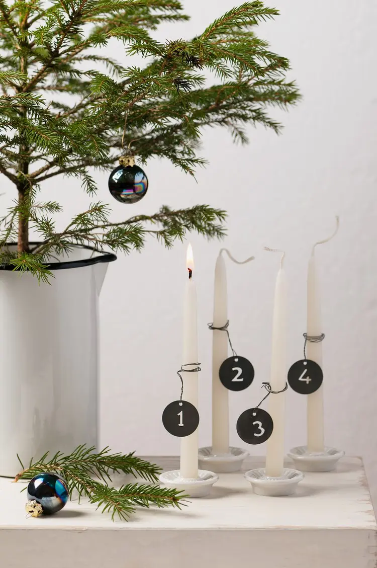 Last Minute Adventskranz in Weiß mit Kerzenständern, Stabkerzen und Schildchen