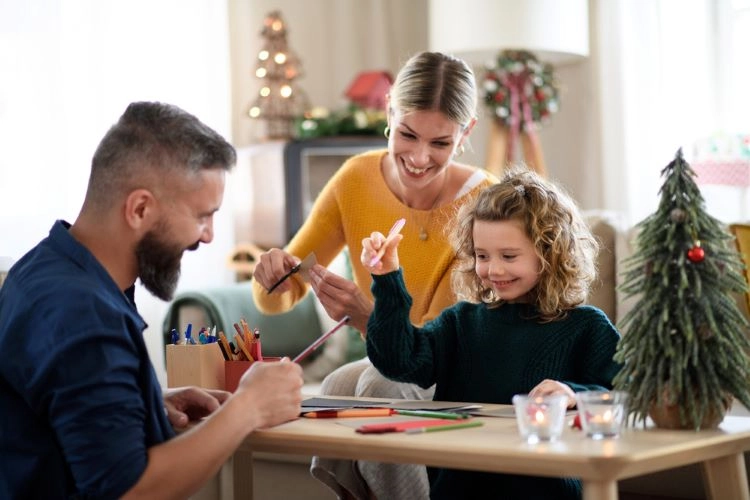 Malen in der Adventszeit macht Kindern und Erwachsenen Spaß 