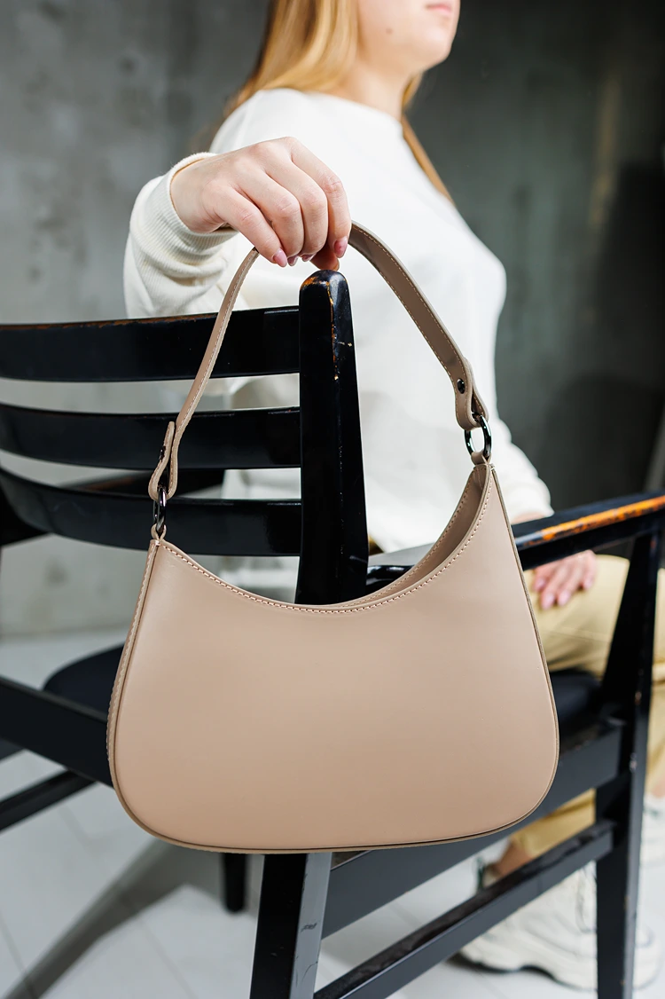 minimalistische moon bag in beige