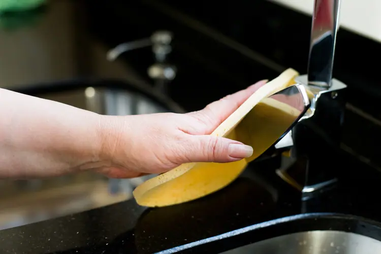 mit einem schwamm und hausmitteln den wasserhahn einfach entkalken