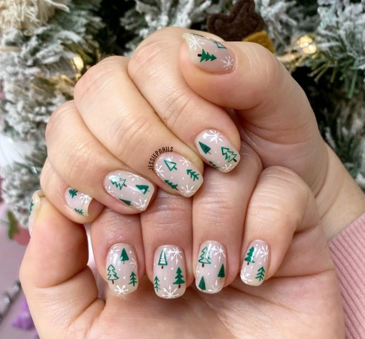 Nagelkunst mit Schneeflocken und Tannenbäumen