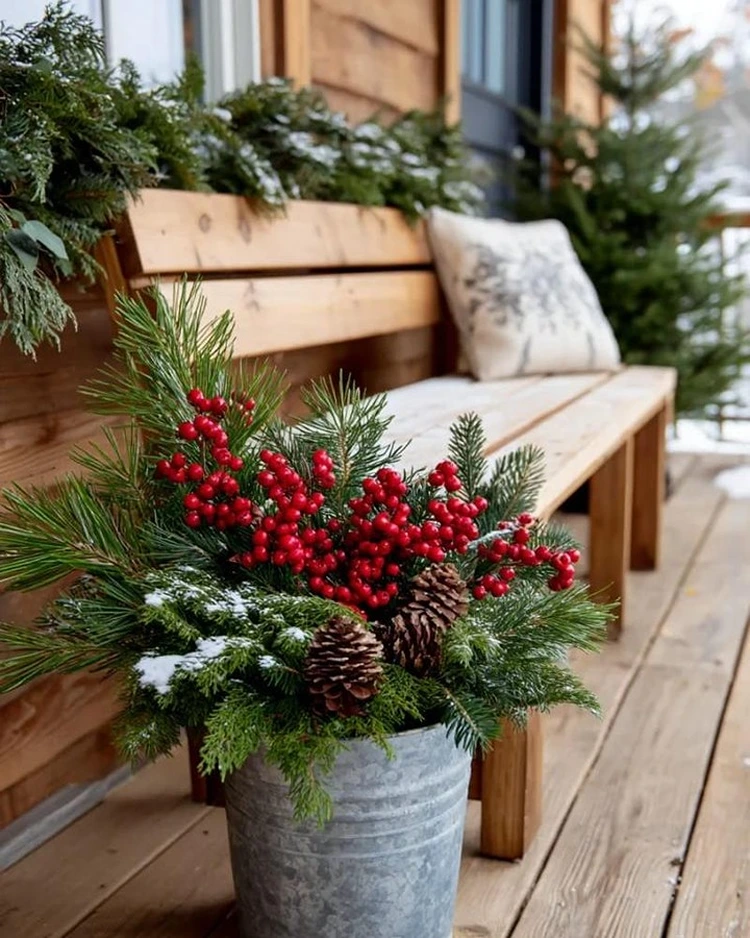 natürliche schönheit mit roten beeren und winterlichem grün