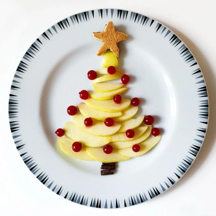 Obstteller für Kindergarten weihnachtlich dekorieren Weihnachtsbaum aus Beeren und Apfel