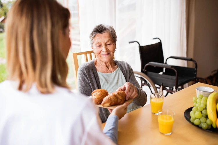 pflegekraft serviert ein gesundes frühstück