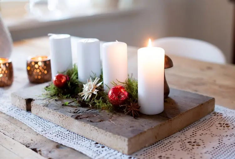 Rustikale Adventsdeko selber machen mit einem Schneidebrett und wenigen Weihnachtsdekos