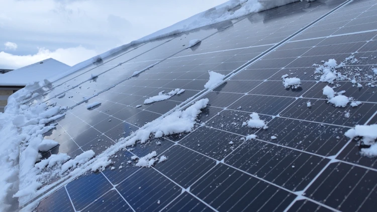 schnee und eis auf solarmodulen – auswirkungen auf die effizienz