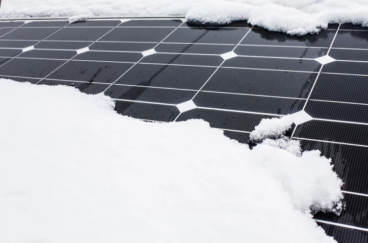 schneebedeckte solarmodule – effizienz und winterwetter