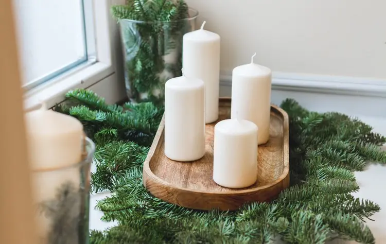 Schneller Adventskranz auf einem Dekobrett auf einem Bett aus Tannengrün