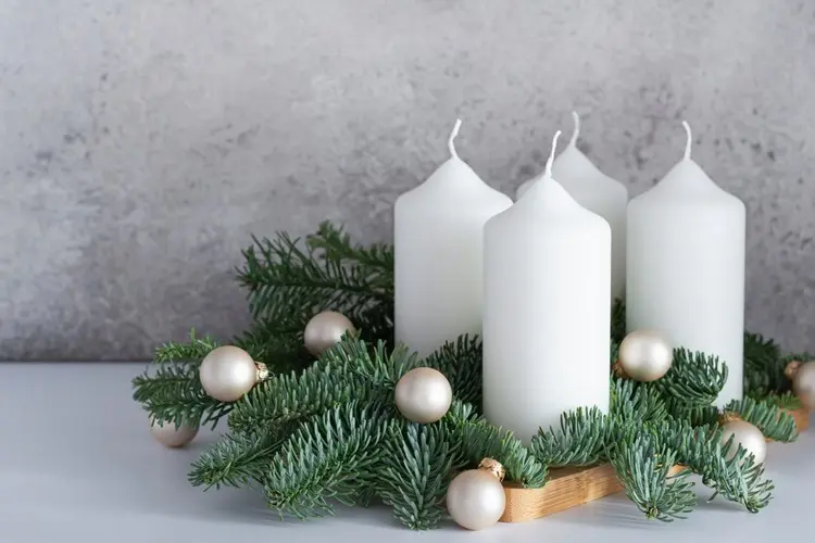 Schneller Adventskranz in Weiß mit Stumpenkerzen, Tannengrün und Mini-Christbaumkugeln