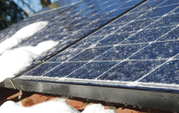 solarmodul mit frost und eis – winterwetterbedingungen