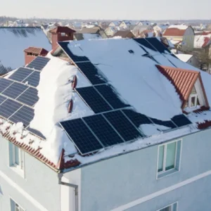 solarpanele im winter – schneeablagerungen auf dem dach