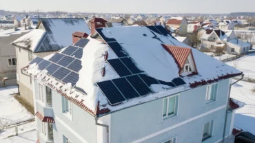 solarpanele im winter – schneeablagerungen auf dem dach