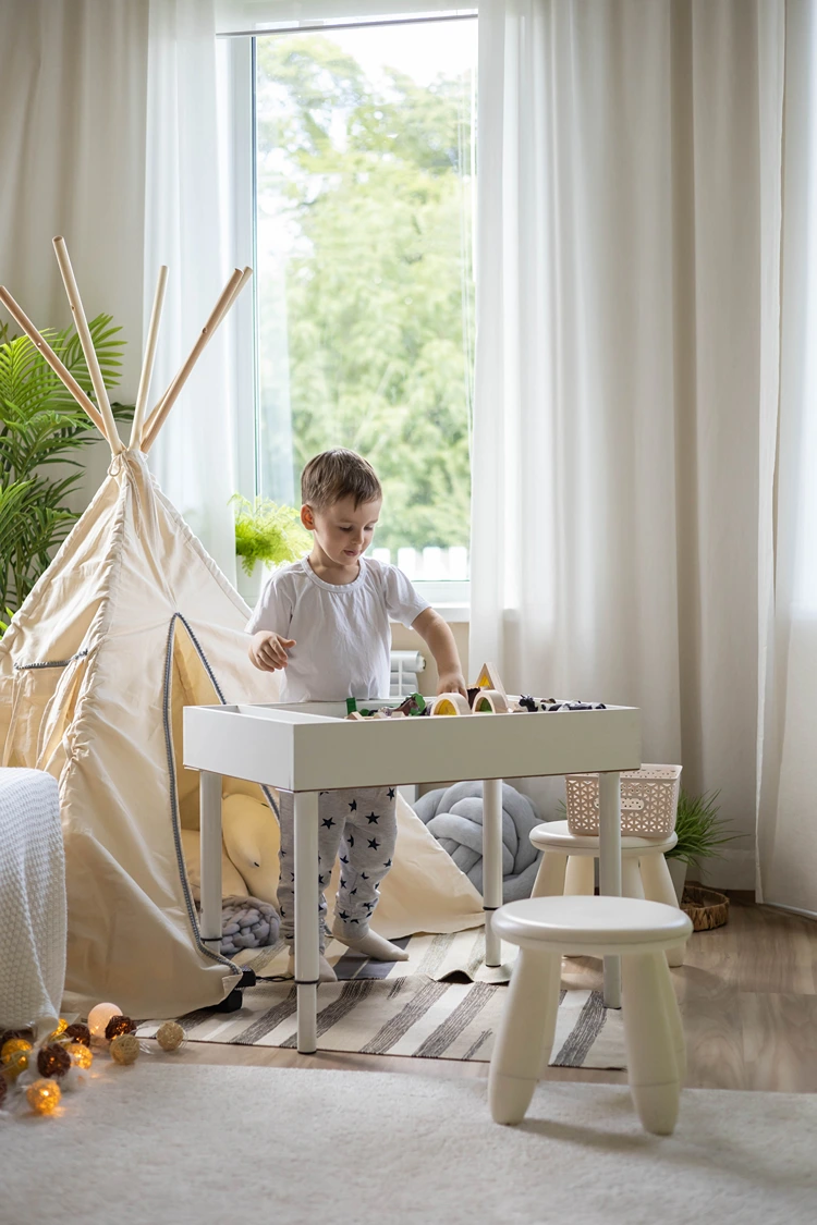 spielecke im wohnzimmer mit spieltisch und tipi zelt