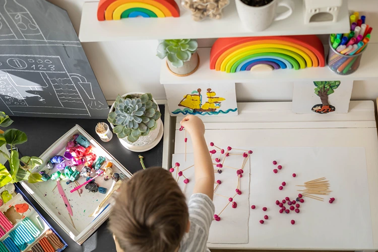 spielen mit knete am kinderschreibtisch