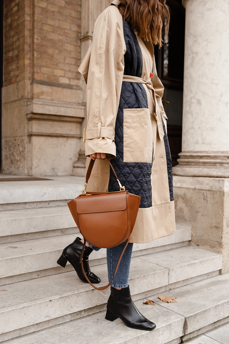 stylische schultertasche für den herbstlook ein klassisches must have in warmem cognac ton