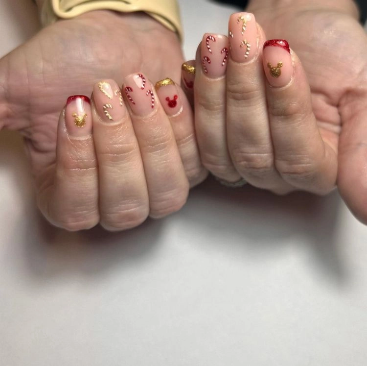 Stylishe Nägel mit Tips in Gold