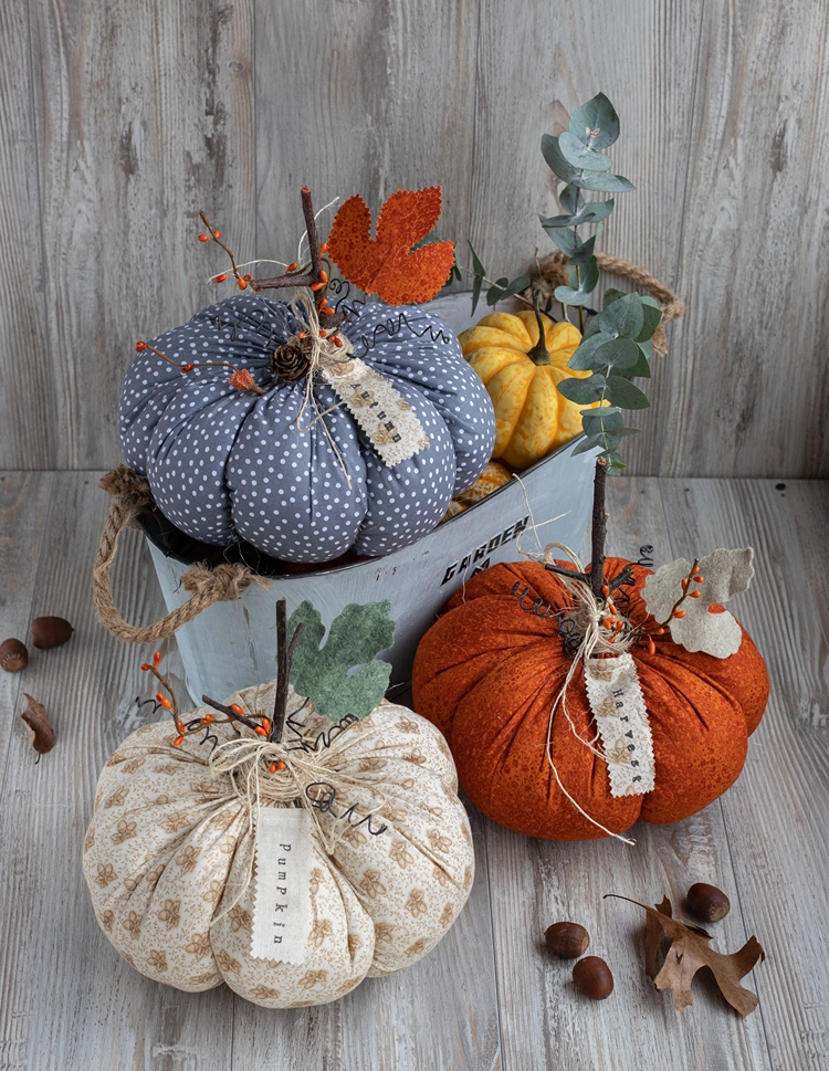 verschiedene dekorative kürbisse aus stoff, perfekt für die herbstdeko