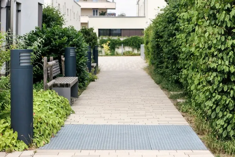 Vlies unter der Hecke gegen Unkraut verlegen