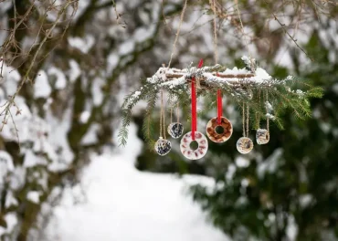 Vogelfutter zum Aufhängen - Mobile mit Kränzen als Weihnachtsdeko für draußen