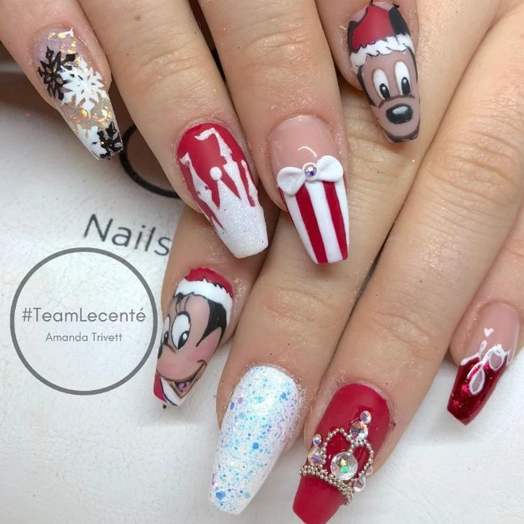 Weihnachtliche Nageldesigns mit Mickey Mouse