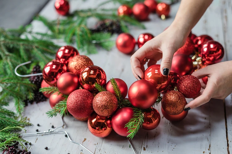 weihnachtskranz aus kleiderbügel basteln