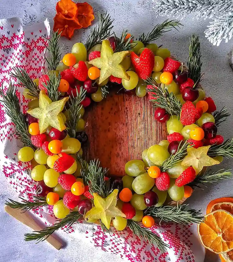 Weihnachtskranz aus Obst und Tannenzweigen selber machen