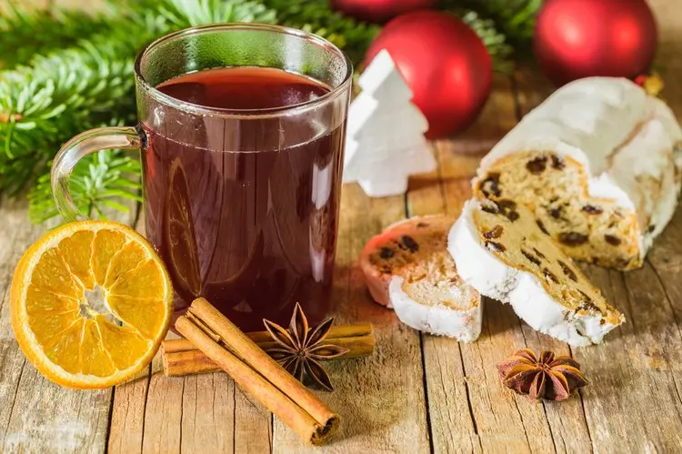 Weihnachtsstollen besteht aus Hefeteig und Rosinen als Füllung