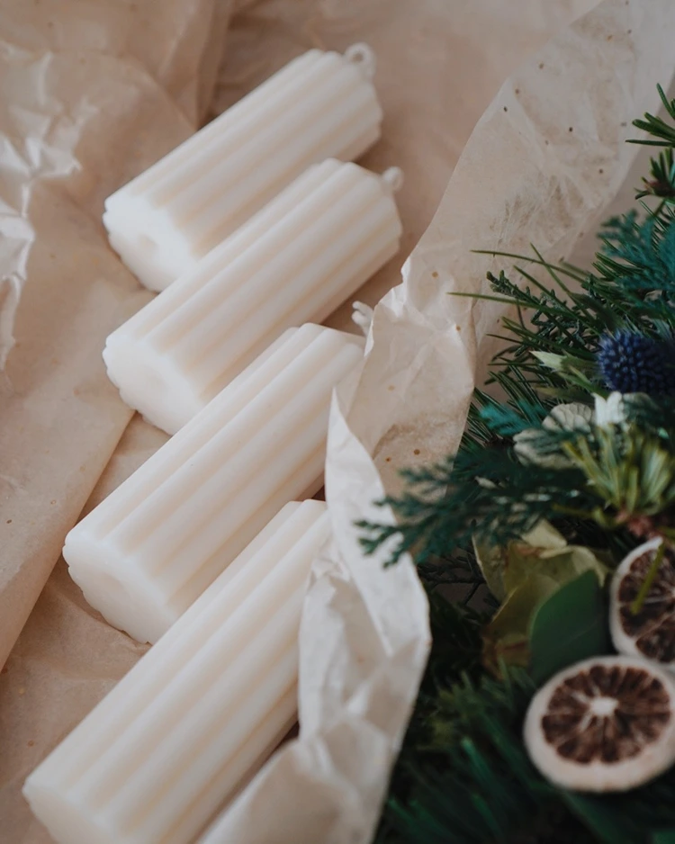 weiße rillenkerzen im modernen stil für adventskranz