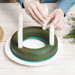 wie sie kerzen auf dem adventskranz befestigen