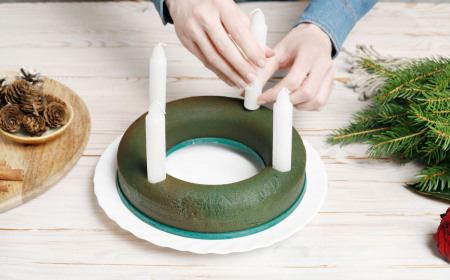 wie sie kerzen auf dem adventskranz befestigen