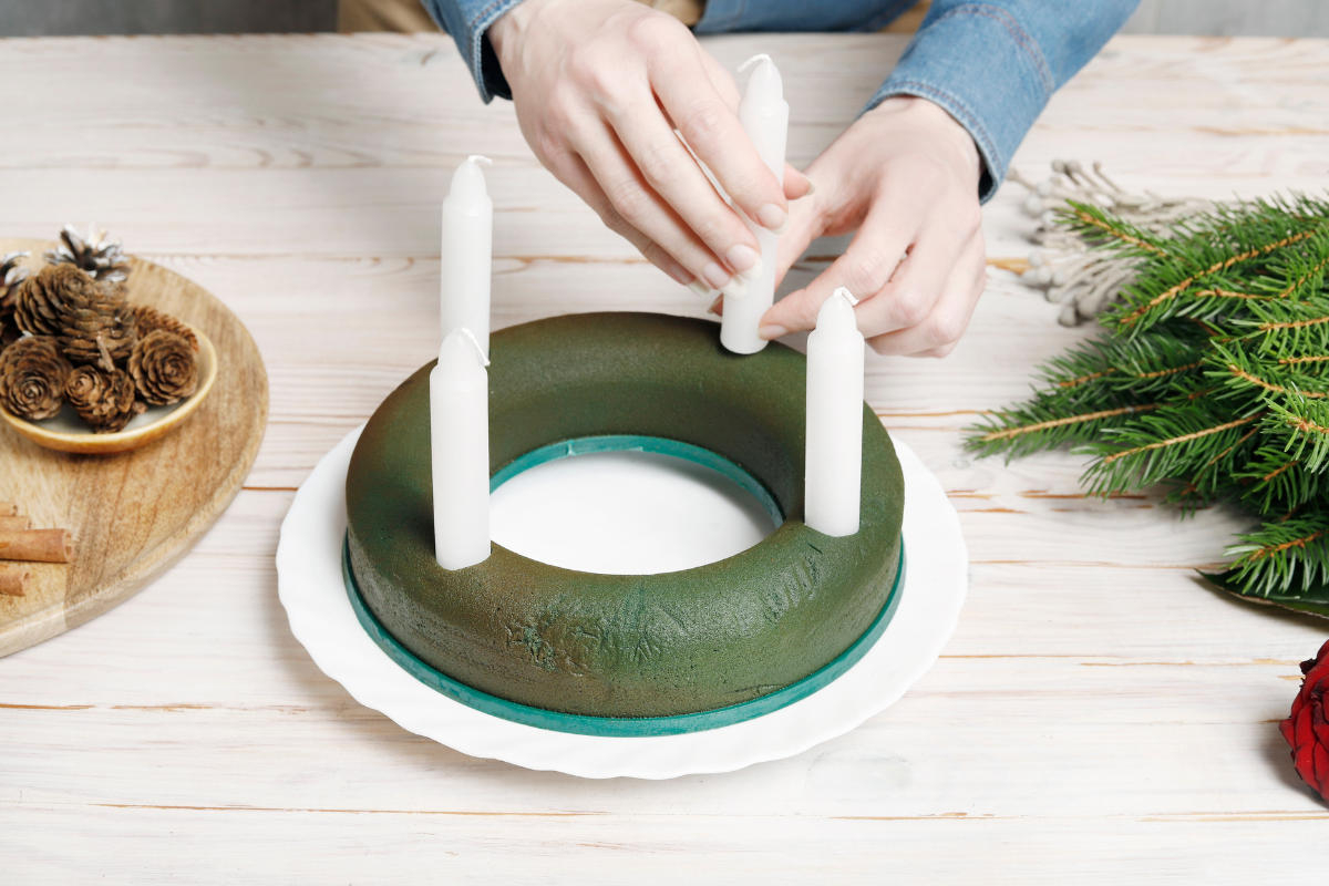 wie sie kerzen auf dem adventskranz befestigen