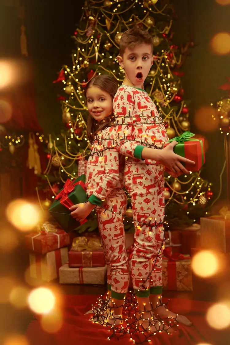 Witziges Familienfoto für Weihnachten - Diebische Kinder mit Lichterkette fesseln