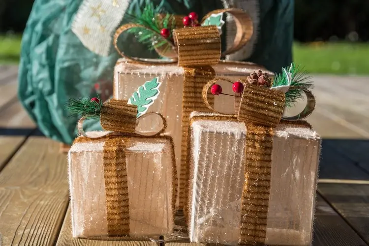 XXL-Weihnachtsdeko für draußen günstig selber machen mit Plastikflaschen, Wolle, Blumentopf und mehr