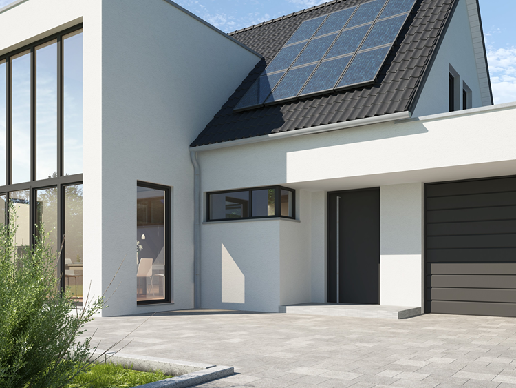 zeitgenössisches haus mit dunkelgrauer haustür und solarpanels