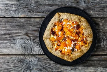 Zwiebelkuchen mit Kürbis und selbstgemachtem Teig