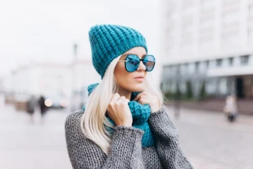 Accessoires für den Winter 2025 - Beanie und Schal in Trendfarbe